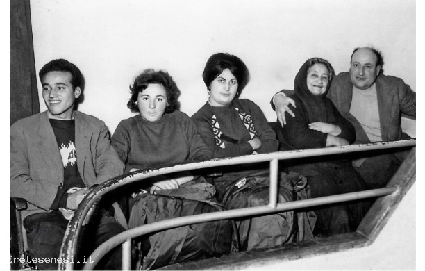 1960? - Spettatori in galleria al Teatro Ravvivati durante il ballo