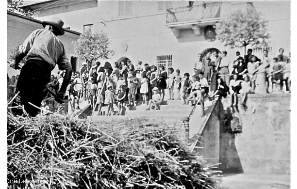1940 - La tribbiatura del grano in Piazza Garibaldi, dettagli