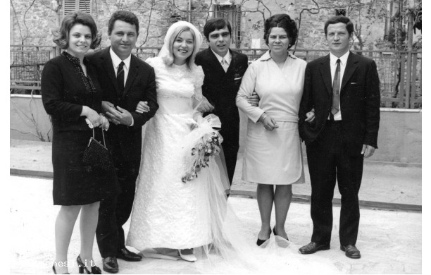 1969, Luned 28 Aprile - Gli sposi con gli amici Marcocci