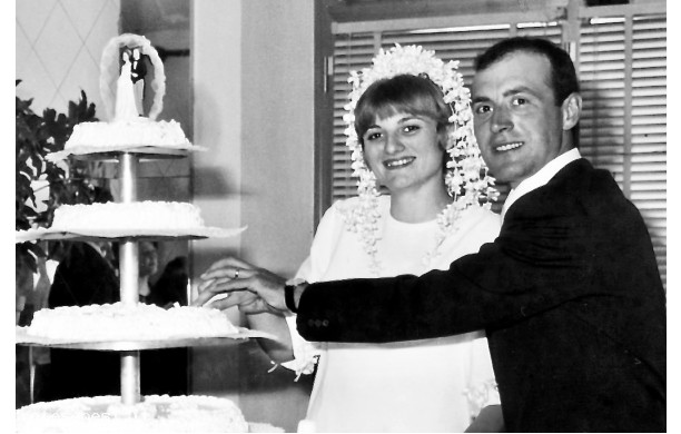 1968, Luned 3 Giugno - Mario e Mirella al taglio della Torta
