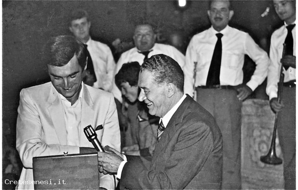 1980 -2- Garbo dOro, consegna del premio al Presidente della Filarmonica
