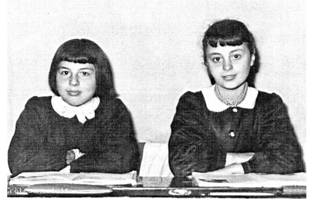 1955 - Due scolare della Scuola Elementare di Asciano Scalo
