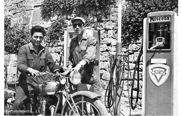 1957 - Rifornimento di Miscela a una moto Benelli