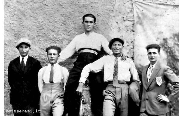 1930? - Gruppo di amici intorno ad una fontana