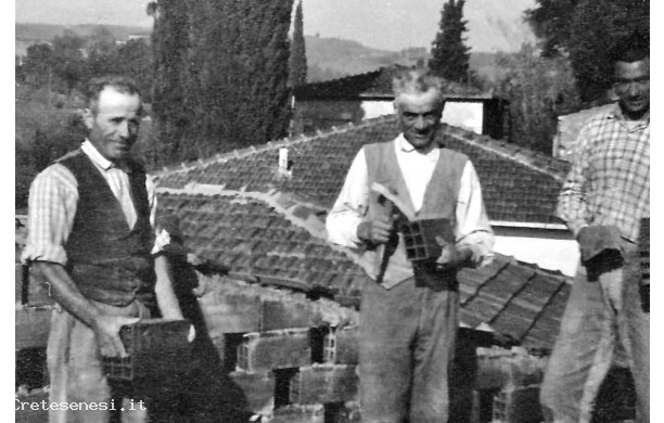 1966? - Pierino Mucciarini mette il tetto alla casa