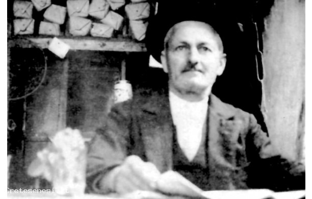 1946 - Mario Fratagnoli nel suo negozio