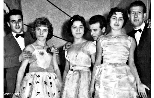 1962 - Le ragazze del paese col vestito da ballo.