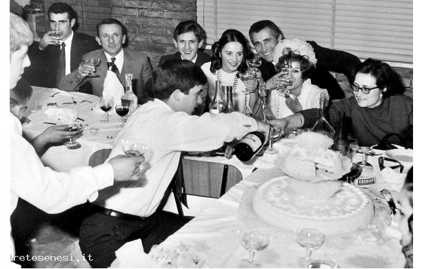 1968, Domenica 24 Novembre - Gli amici brindano agli sposi