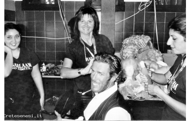 1990? - Luciana mentre sistema la capigliatura