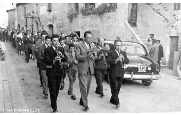 1958, Domenica 19 Ottobre - La banda di Monterongriffoli in testa alla processione