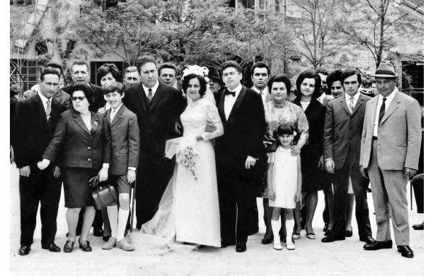 1969, Luned 5 Maggio - Pietrino e Grazia con i suoi numerosi parenti