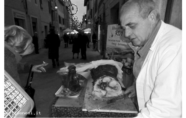 2014, 14 Dicembre - Roi vende la porchetta al Mercatino delle Crete