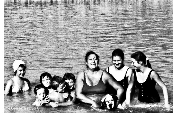 1971, Agosto - Bagno collettivo in mezzo alle Crete