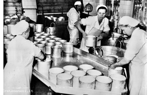1970? - Il lavoro all'interno di un caseificio