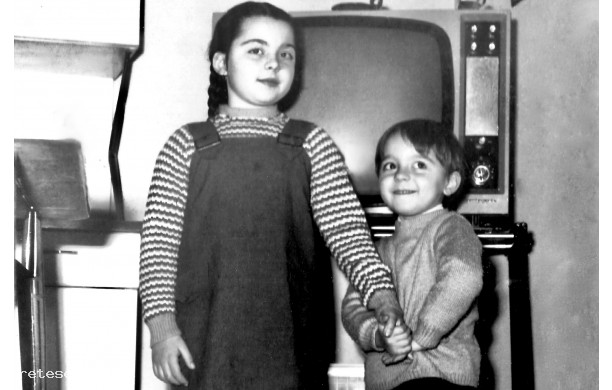 1968 - Sorella e fratellino in cucina