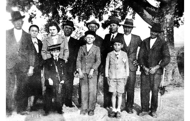 1938 - Una domenica all'uscita dalla Messa a Palazzo Venturi