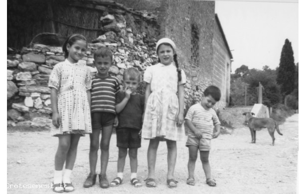 1964 - Gruppo di bambini in campagna
