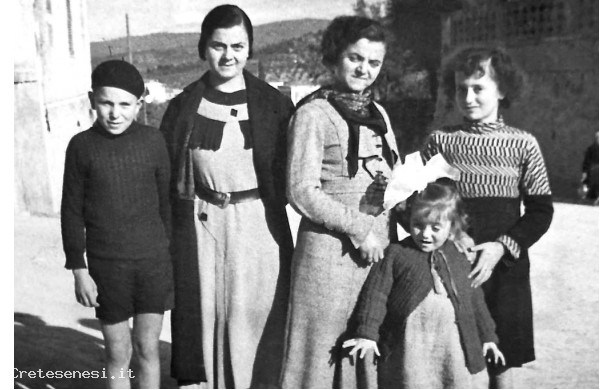 1936 - Gruppo di mamme con figli davanti al Piazzone