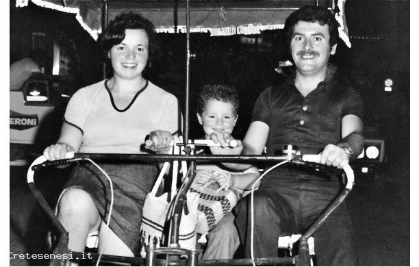 1975 - Giovane famiglia al mare su un Risci
