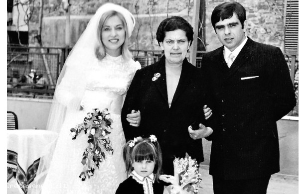1969, Luned 28 Aprile  Alfiero e Roberta con le donne della sposa
