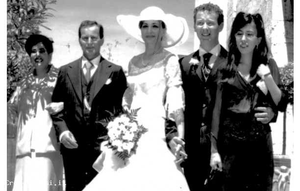 2005, Sabato 21 Maggio - Roberto e Fabiana sul sagrato con la famiglia della sposa