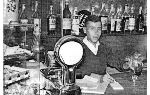 1960 - Sandrino barista al Teatro Ravvivati