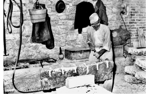 1951 - Scarpellino al lavoro intorno a un grosso blocco