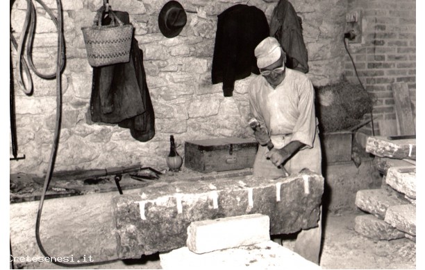 1951 - Scarpellino al lavoro intorno a un grosso blocco