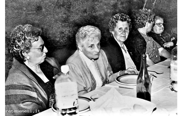 1998 - Cena dei Menciaioli una tavolata di donne avanti con gli anni ma molto in gamba