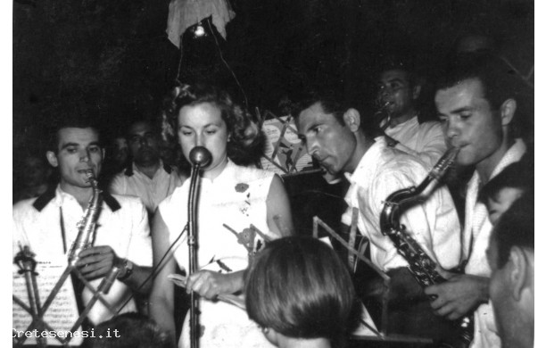 1956 - La Filarmonica alla Arena Italia con una bellissima cantante