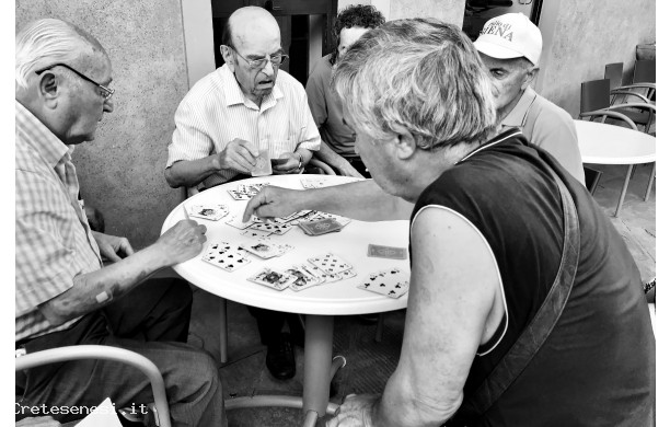 2019, 30 Luglio - Si gioca a Ramino nonostante la calura