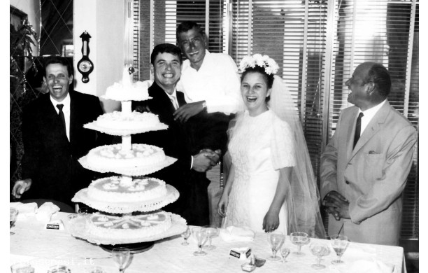1966, Domenica 28 Agosto  Luciano e Rosanna Biancucci, sposi al pranzo con testimoni e amici