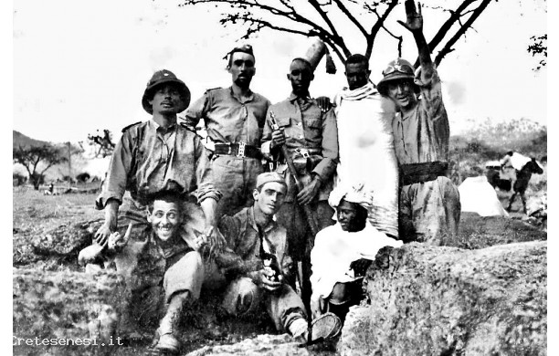 1936, 20 Maggio a Scirè - Gruppo di italiani e di eritrei