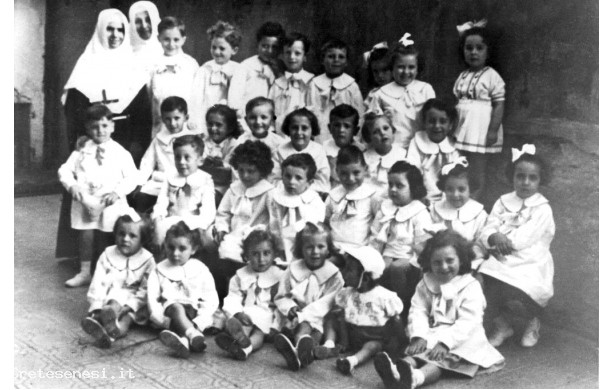 1951 - Cittine e cittini all'Asilo delle Suore