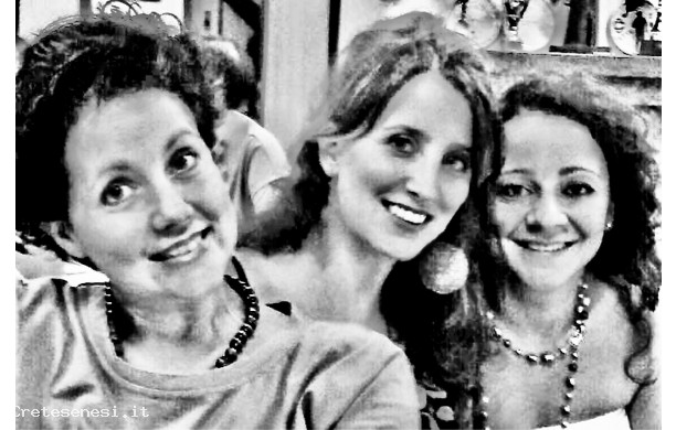 2016 - Due sorelle e un'amica, sorridenti