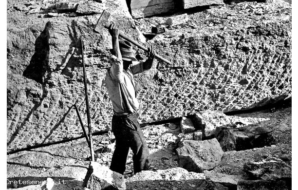 1939 - Spaccatura dei blocchi meno pregiati dentro la cava