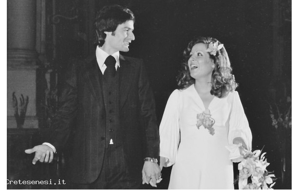 1975, Domenica 19 Ottobre - Gli sposi si avviano felici fuori dalla chiesa