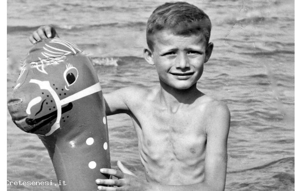 1957? - Spartaco al mare con la ciambella