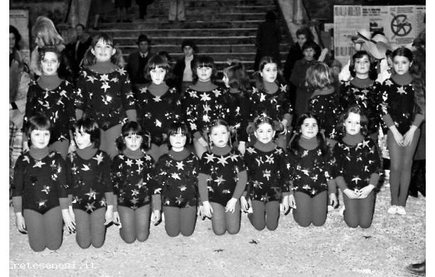 1977 - Mascherine di carnevale in piazza