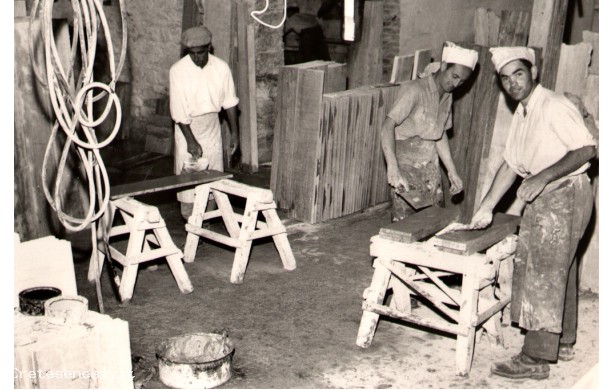 1954 - Stuccatori al lavoro sotto la parata