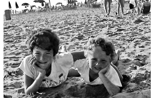 1988 - Due bimbe ascianesi sulla spiaggia