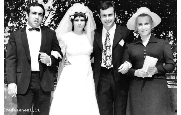 1970, Sabato 12 Settembre - Alessandro e Tatiana con gli amici della sposa