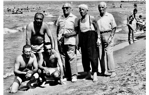 1961 - Giovani e anziani al mare di  San Vincenzo