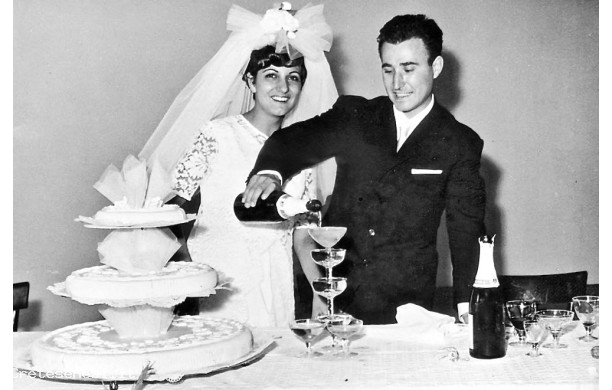 1967 ? - Sonia e Sandro dietro la torta nunziale