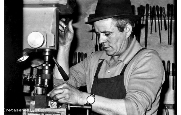 1975 - Il Golo che lavora nella sua officina