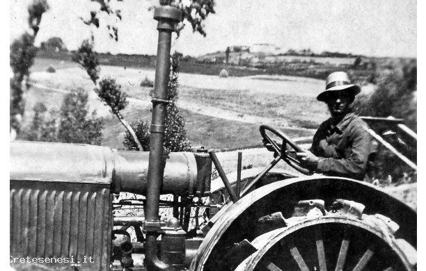 1942 - Il Barbi su un grosso trattore con ruote a lame