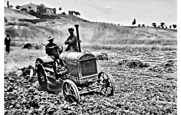 1948? - Aratura dei campi con trattore americano
