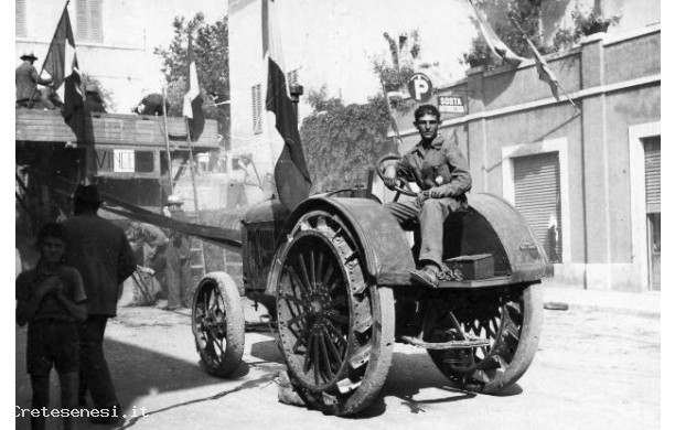 1940 - La tribbiatura in Piazza : il trattore in primo piano