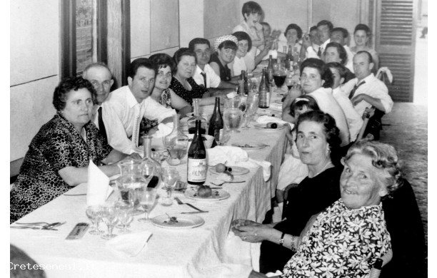 1966, Gioved 16 Giugno - Parenti e amici al matrimonio di Dory