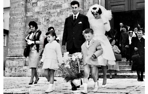 1961 - Ines e Agostino escono di chiesa dopo la cerimonia